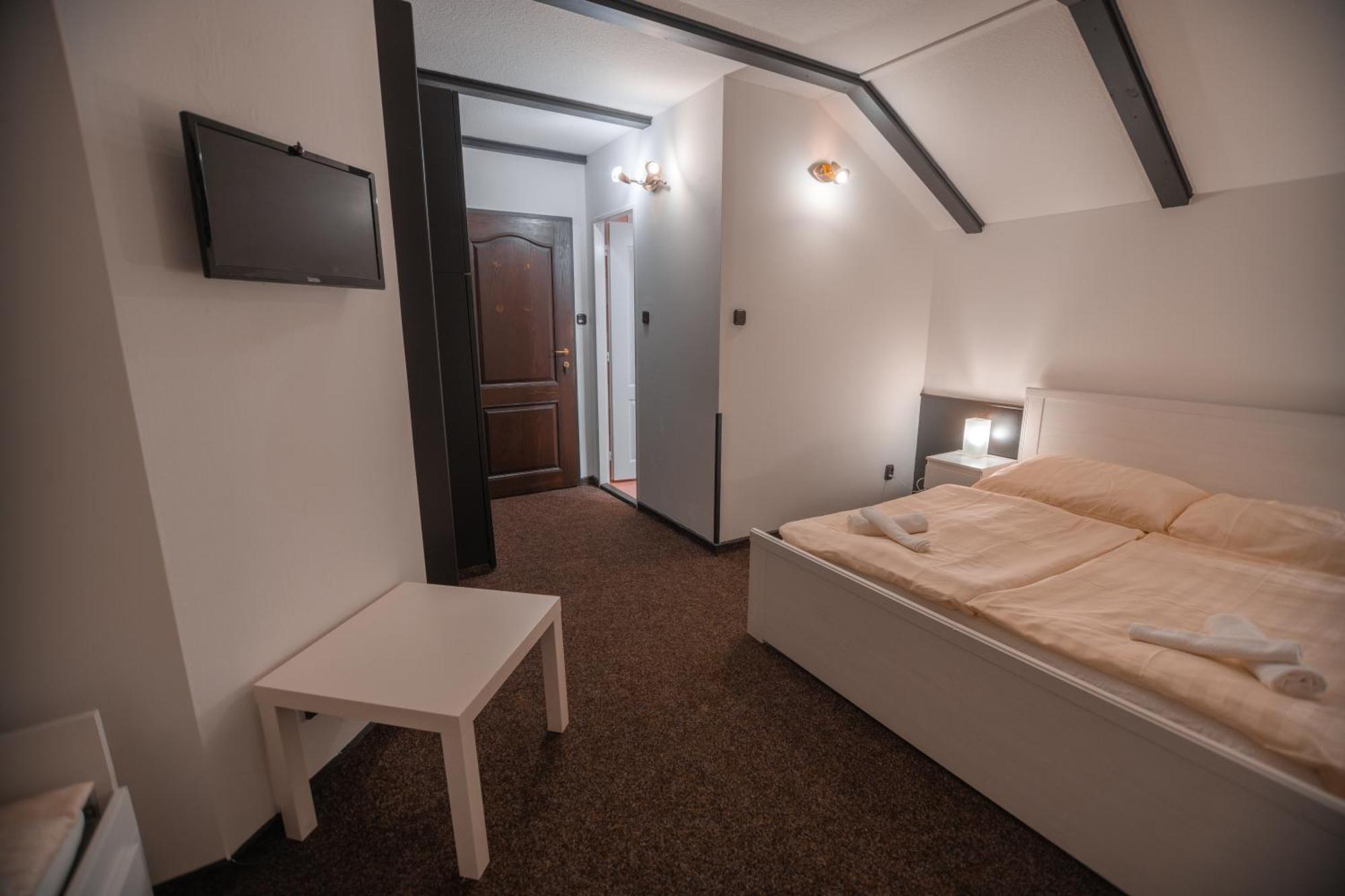 Hotel Lovecky Zamecek Orion リベレツ エクステリア 写真